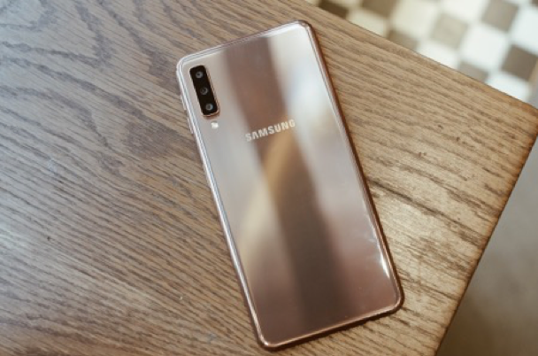 Đánh giá camera Galaxy A7 - Bộ 3 camera chụp ảnh góc siêu rộng ấn tượng - 1
Galaxy A7 gây bão trên thị trường với bộ ba camera sau lần đầu xuất hiện trên smartphone của Samsung
