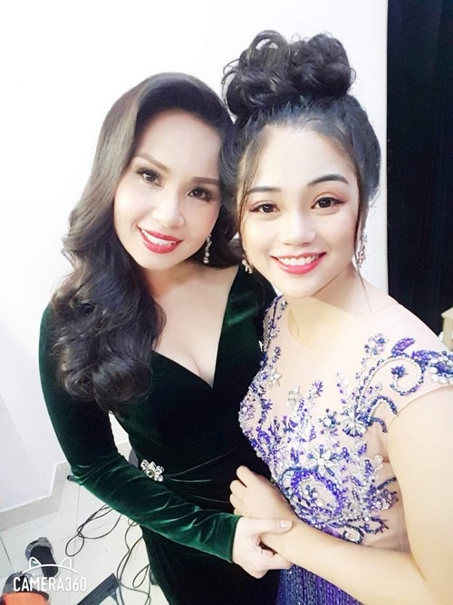Tiết lộ bất ngờ về Quán quân Tuyệt đỉnh song ca 2018 Trần Thanh Thanh - 2 Thanh Thanh chụp ảnh cùng HLV, ca sĩ Cẩm Ly.