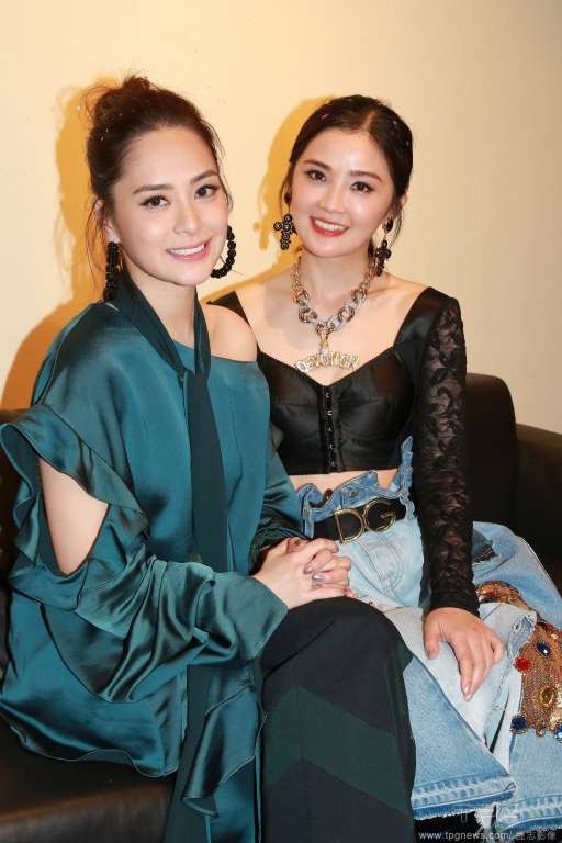 Chung Hân Đồng chưa có ý định sinh con - 15
Hai thành viên của nhóm Twins đều là những cô gái có đời sống tình cảm lận đận, sóng gió. Tuy nhiên, họ luôn đối diện với những khó khăn với tinh thần lạc quan. Thái Trác Nghiên hiện cũng đã có bạn trai sau một cuộc hôn nhân thất bại.
