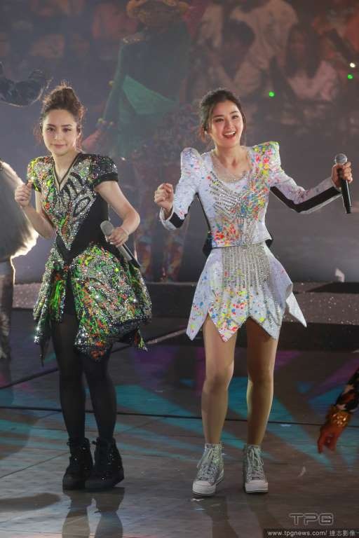 Chung Hân Đồng chưa có ý định sinh con - 9
Nhóm Twins là một nhóm nhạc nữ nổi tiếng của Hồng Kong. Hai cô gái trẻ hoạt động trong nhiều lĩnh vực từ ca hát, đóng phim tới thời trang.