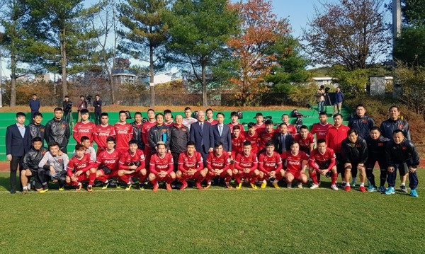 Đội tuyển Việt Nam nhồi thể lực ở Hàn Quốc, chờ đấu Malaysia, Thái Lan - 1
Đội tuyển Việt Nam bắt đầu tập nặng trong ngày hôm nay