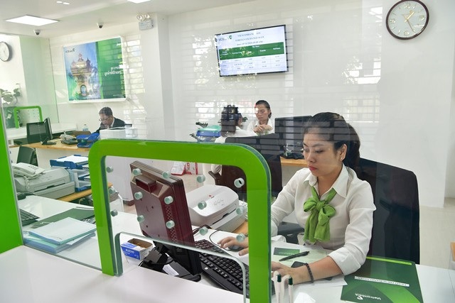 Vietcombank Lào: Thuận lợi, thách thức và triển vọng phát triển - 2
Hoạt động tại Ngân hàng Vietcombank Lào.
