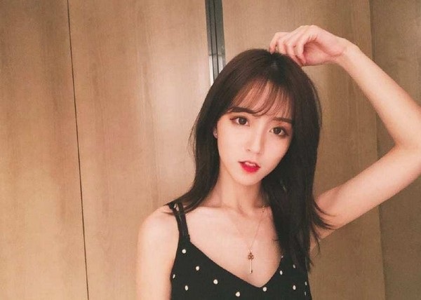 “Hot girl” nổi tiếng mạng xã hội bị phạt tù vì hát quốc ca thiếu nghiêm túc - 2 Gương mặt xinh xắn khiến Yang thu hút được rất đông người hâm mộ trên mạng xã hội