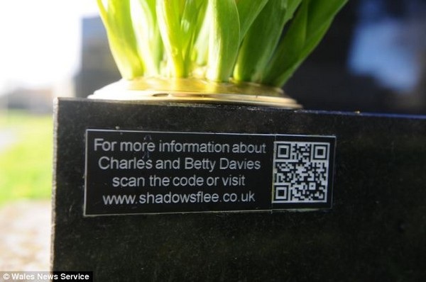 Con trai khắc mã QR lên bia mộ cha để kể về lịch sử hào hùng của ông - 2 Đoạn mã QR được khắc trên bia mộ của Charles Davies do Joe tự thiết kế