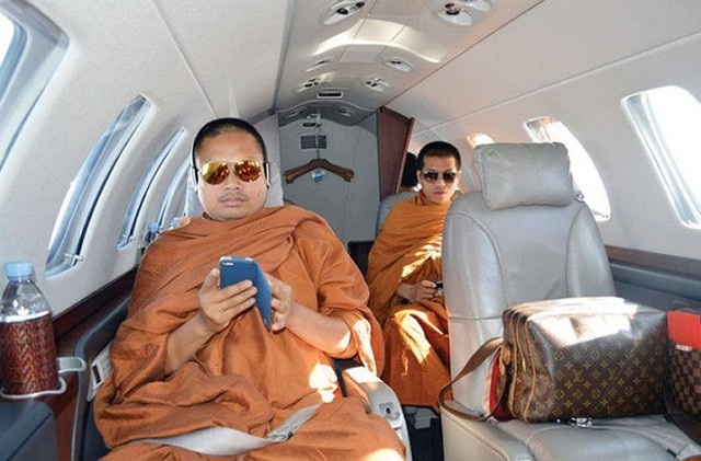 Sư “hổ mang” ăn chơi khét tiếng Thái Lan lĩnh thêm 16 năm tù - 1 Nhà sư Wirapol Sukphol ngồi trên máy bay với hàng loạt đồ hiệu xung quanh. (Ảnh: Youtube)