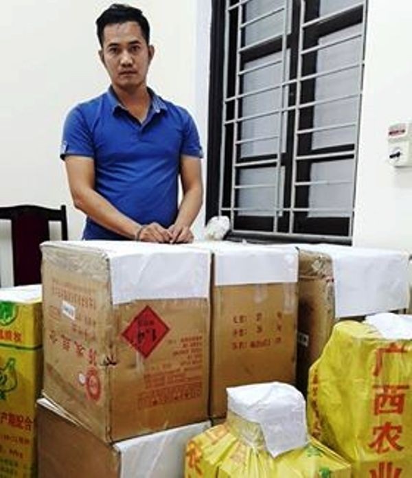 Dùng xe ô tô vận chuyển trái phép hơn 2 tạ pháo đi tiêu thụ - 1 Đối tượng Hữu cùng với tang vật tại CQĐT. (Ảnh: TN).