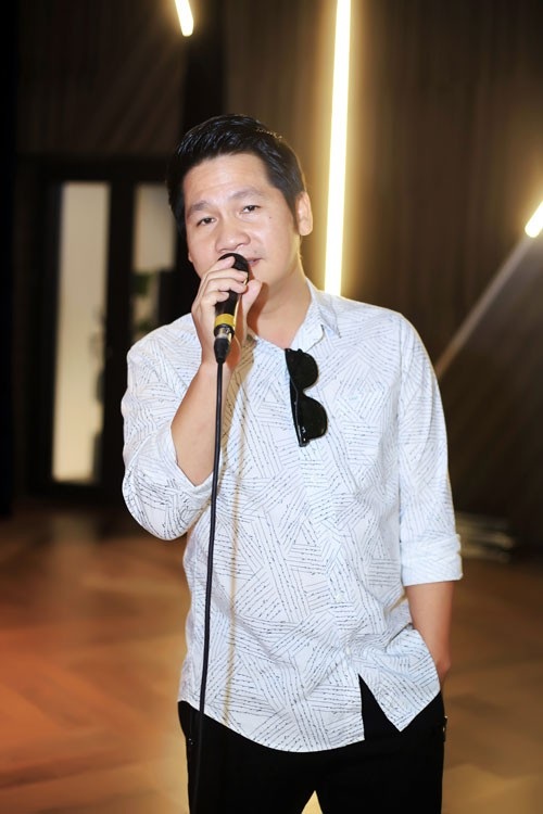 Trọng Tấn- Tùng Dương tái hiện ăn ý ca khúc “Mẹ yêu con” - 5
Với chủ đề của liveshow là những ca khúc về mùa thu và Hà Nội cho nên ca sĩ Trọng Tấn còn thể hiện sâu lắng ca khúc: “Lá đổ muôn chiều”.