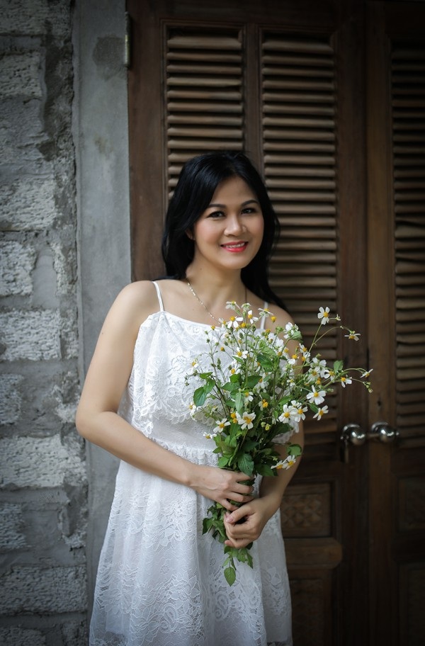 Nữ nhà báo xinh đẹp bén duyên với những trang thơ cháy bỏng - 2 Nữ nhà báo xinh đẹp bén duyên với những trang thơ cháy bỏng - 2