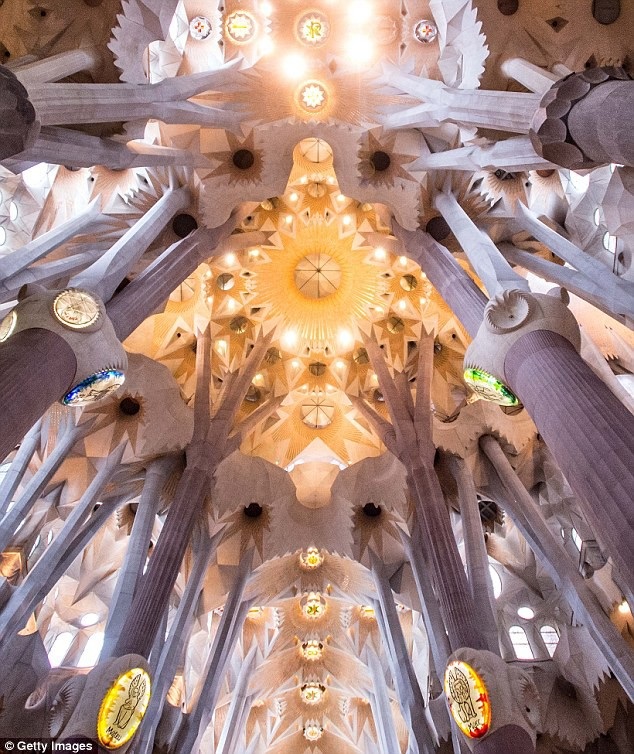 Vương cung thánh đường Sagrada Família được cấp phép xây dựng sau... 136 năm - 2
Bên trong Vương cung thánh đường Sagrada Família
