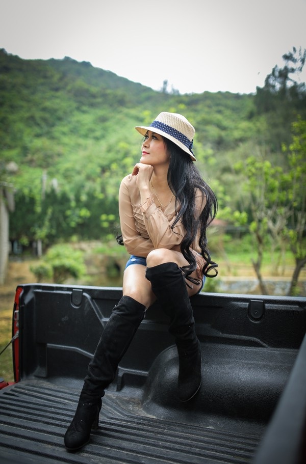 Nữ nhà báo xinh đẹp bén duyên với những trang thơ cháy bỏng - 4 Nhà báo Hạnh Loan còn được biết đến là một ca sĩ bán chuyên, từng đạt giải Nhì cuộc thi Tiếng hát Sao Mai khu vực Miền Trung- Tây nguyên.