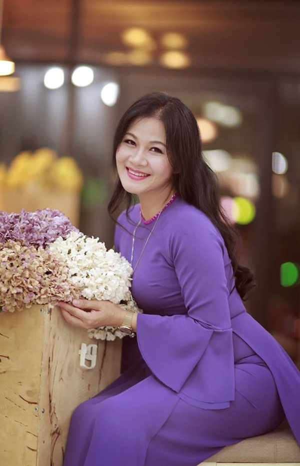 Nữ nhà báo xinh đẹp bén duyên với những trang thơ cháy bỏng - 5 Tình yêu với thơ ca, âm nhạc, đã chắp cánh cho tâm hồn của nữ nhà báo Hạnh Loan, để chị có thể có những trang thơ, tiếng hát, lời ca say đắm lòng người.