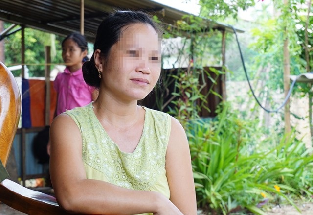 Chị Mạc Thị H. kể câu chuyện buồn của mình. Chị nhiễm HIV từ chồng, con gái chị cũng bị căn bệnh chết người này.