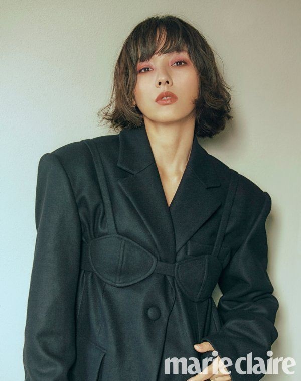 “Nữ hoàng gợi cảm xứ Hàn” Lee Hyori tái xuất - 4
Nữ ca sĩ 39 tuổi tận hưởng cuộc sống hôn nhân bên nhạc sĩ Lee Sang-soon. Cặp đôi bắt đầu hò hẹn sau khi hợp tác chung trong một dự án vào năm 2011. Hai năm sau đó, họ làm đám cưới và sống hạnh phúc bên nhau tới nay. Ở tuổi 39, Lee Hyori chưa sinh con. Vợ chồng cô nuôi một đàn chó và xem chúng như con của mình.