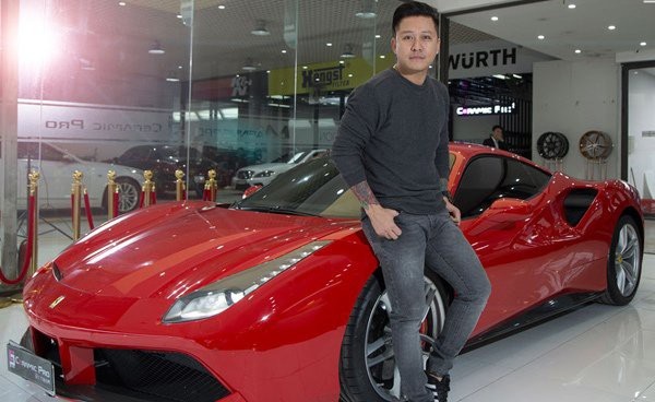 Bộ sưu tập xế 'khủng' của ca sĩ Tuấn Hưng - 1
Chiếc Ferrari 488 GTB màu đỏ được ca sĩ Tuấn Hưng mua lại vào tháng 9/2017. Siêu ngựa này, nếu mới, nhập về Việt Nam có giá khoảng 16-17 tỷ đồng sau khi tính các loại thuế, phí.