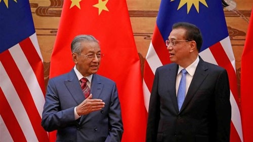 Malaysia đổi thái độ với Trung Quốc - 1
Thủ tướng Malaysia Mahathir Mohamad (trái) và người đồng cấp Trung Quốc Lý Khắc Cường tại Bắc Kinh hồi tháng 8 -2018 Ảnh: REUTERS