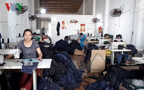 Chuyện những người phụ nữ khởi nghiệp vươn lên thoát nghèo - 1 Tổ hợp tác may gia công ở phường Hòa Xuân, Quận Cẩm Lệ, TP Đà Nẵng.