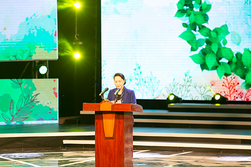 Tập đoàn FLC chung tay cùng tháng cao điểm "Vì người nghèo" 2018 - 1 Chủ tịch Quốc hội Nguyễn Thị Kim Ngân kêu gọi cả nước hưởng ứng chung tay vì người nghèo.