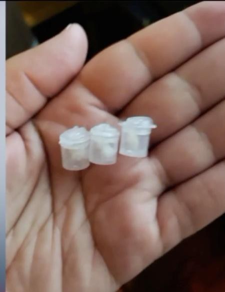 Được bạn cho, bé 4 tuổi mang cocaine từ trường mầm non về nhà - 1 Những hộp nhỏ đựng cocaine được học sinh nhặt ngay trong trường học