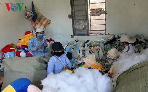 Chuyện những người phụ nữ khởi nghiệp vươn lên thoát nghèo - 2 Tổ liên kết sản xuất thú nhồi bông ở phường Hòa Hải, quận Ngũ Hành Sơn, TP Đà Nẵng.