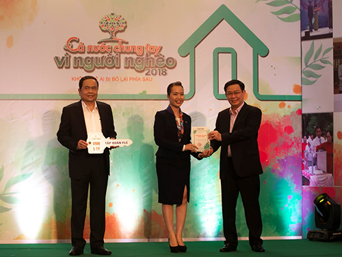 Tập đoàn FLC chung tay cùng tháng cao điểm "Vì người nghèo" 2018 - 2 Đại diện Tập đoàn FLC - Phó Tổng Giám đốc Trần Thị My Lan trao quỹ “Vì người nghèo” và Quỹ An sinh xã hội.