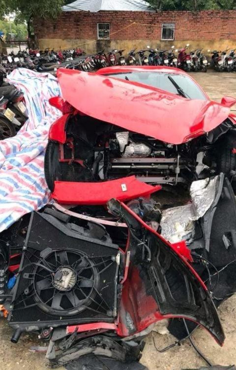 Bộ sưu tập xế 'khủng' của ca sĩ Tuấn Hưng - 4
Tuy nhiên, hôm 16/10, chiếc siêu xe Ferrari 488 đã gặp nạn trên cao tốc Nội Bài - Lào Cai. Chiếc xe gần như nát hết phần đầu.