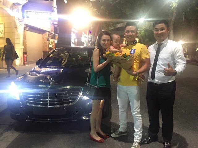 Bộ sưu tập xế 'khủng' của ca sĩ Tuấn Hưng - 5
Chiếc xe sang này thuộc phiên bản Mercedes-Benz S400 và có giá bán chính hãng khi đó vào khoảng 3,699 tỷ đồng.
