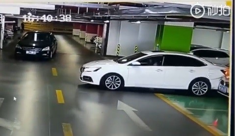 
Cô gái lao xe vào 2 chiếc Audi và BMW đậu ở phía sau khi lùi xe ra khỏi chỗ đậu
