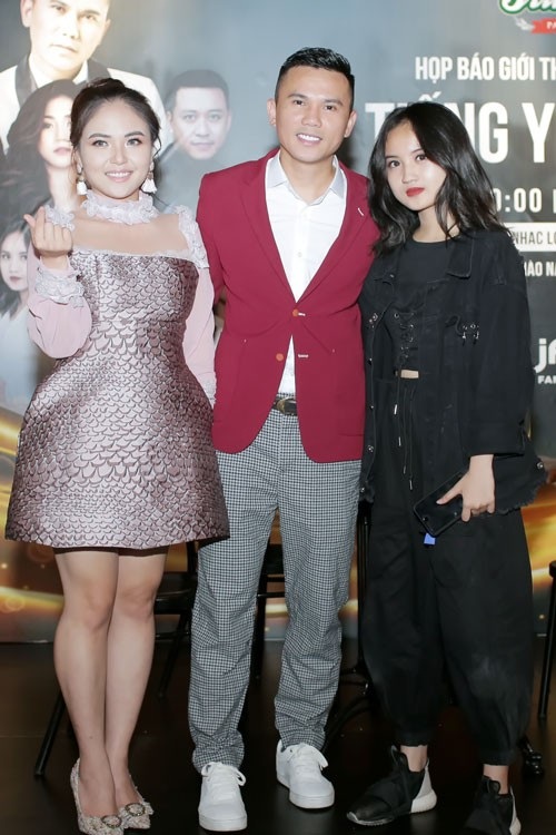 Tú Dưa: “Nếu biết tính toán, cuộc đời tôi có thể rẽ sang một hướng khác” - 3 Lam Trang, người bạn đời cùng con gái thứ 2 của Tú Dưa, Ngân Hà cũng có mặt tại sự kiện. Tú Dưa chia sẻ, anh cảm ơn Lam Trang vì đã đến bên đời, luôn yêu thương và thấu hiểu.