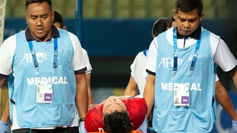 Văn Tới phải rời sân bằng cáng sau chấn thương