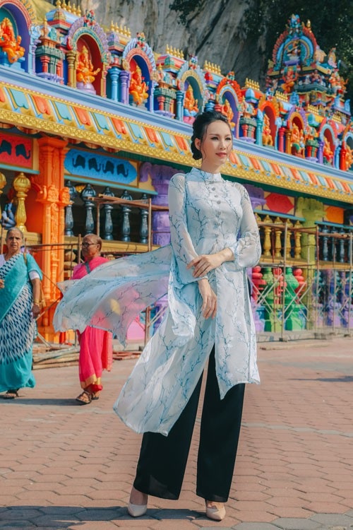 Paris Vũ diện áo dài chụp ảnh ở ngôi đền “cầu được ước thấy” tại Malaysia - 3 Hoa hậu Paris Vũ cho biết, vì quá yêu thích điểm du lịch này mà cô cùng ê-kíp vượt qua chặng đường dài để đến đây ngắm cảnh và chụp ảnh thời trang. Với thiết kế áo dài của NTK Thủy Nguyễn, người đẹp Việt thu hút với vẻ đẹp nền nã, đầy nữ tính tại điểm du lịch nổi tiếng của Malaysia.
