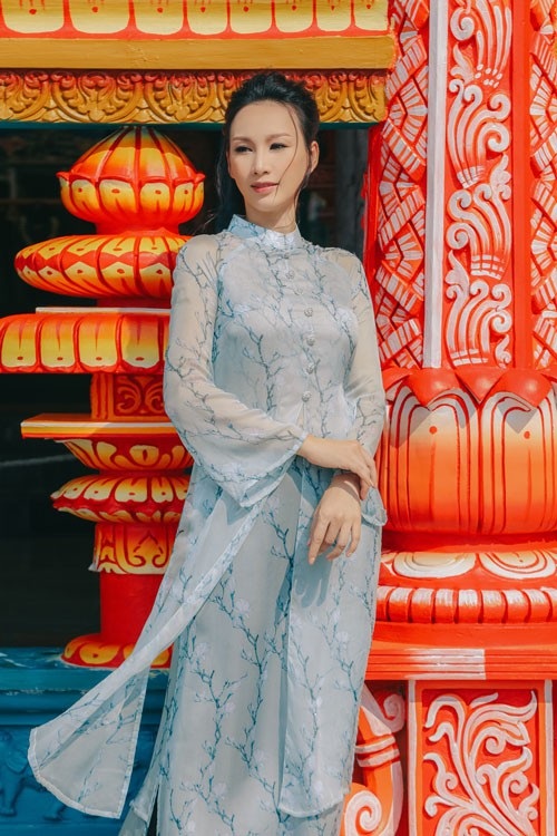Paris Vũ diện áo dài chụp ảnh ở ngôi đền “cầu được ước thấy” tại Malaysia - 4 Thiết kế áo dài đầu tiên có gam màu bắt mắt, hoàn toàn ăn nhập với bối cảnh của 272 bậc thang được sơn nhiều màu sắc. Thiết kế thứ 2 gam màu xanh pastel nhẹ nhàng được in hoạ tiết hoa nhỏ mang đến vẻ nữ tính, duyên dáng đậm nét phụ nữ Việt.