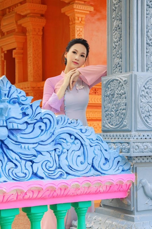 Paris Vũ diện áo dài chụp ảnh ở ngôi đền “cầu được ước thấy” tại Malaysia - 6 Thiết kế cuối cùng được kết hợp bởi hai gam màu trắng hồng tinh tế. Đây là mẫu áo dài mang đến nét thanh lịch và nữ tính nhất. Paris Vũ chọn bối cảnh chụp ảnh là một cửa hàng bán dây hoa để chụp ảnh. Thông qua bộ ảnh, hoa hậu Paris Vũ thể hiện thành công vẻ đẹp của người phụ nữ Việt trên đất khách.