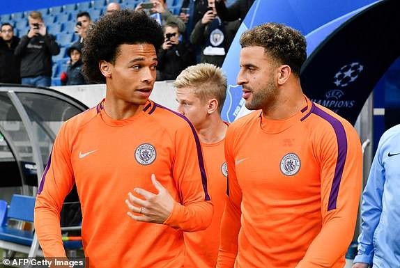 
Sane và Walker nói chuyện khi bước ra sân khởi động
