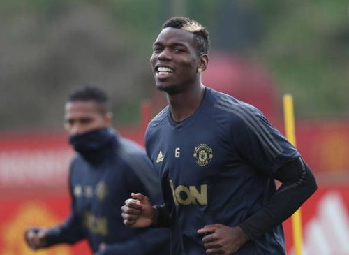 Pogba cười tươi trên sân tập nhưng… tránh mặt HLV Mourinho - 1