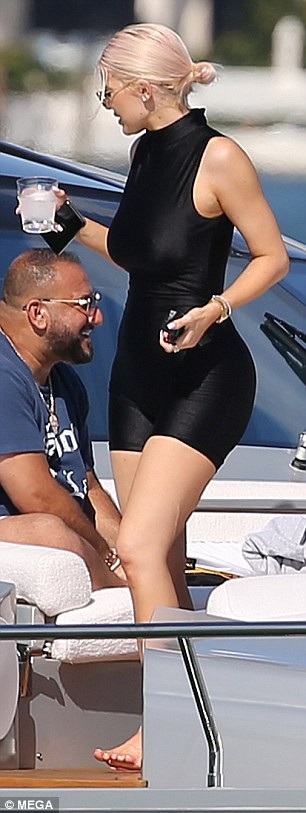 Kylie Jenner khoe thân hình đồng hồ cát - 3
Kylie Jenner mới lên chức mẹ chưa đầy 8 tháng nhưng đã lấy lại vóc dáng chuẩn