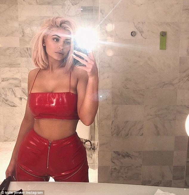 Kylie Jenner khoe thân hình đồng hồ cát - 7
Trước đó Kylie Jenner diện bộ đồ màu đỏ rực đi tiệc tối cùng bạn thân Jordyn Woods