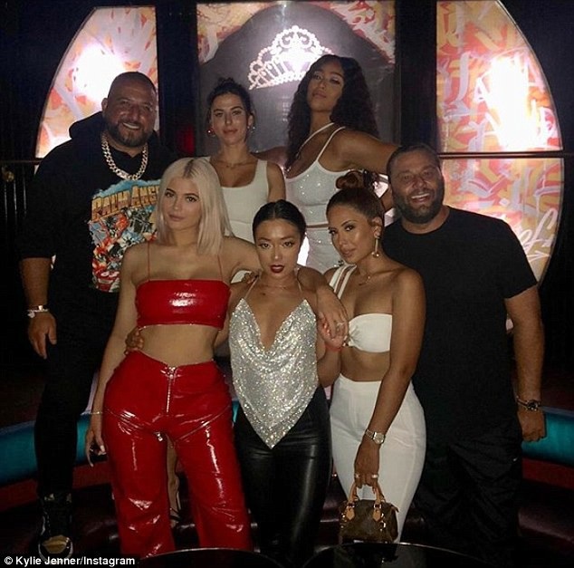 Kylie Jenner khoe thân hình đồng hồ cát - 8
Jordyn Woods tổ chức tiệc sinh nhật lần thứ 21 tại một hộp đêm nổi tiếng ở Miami