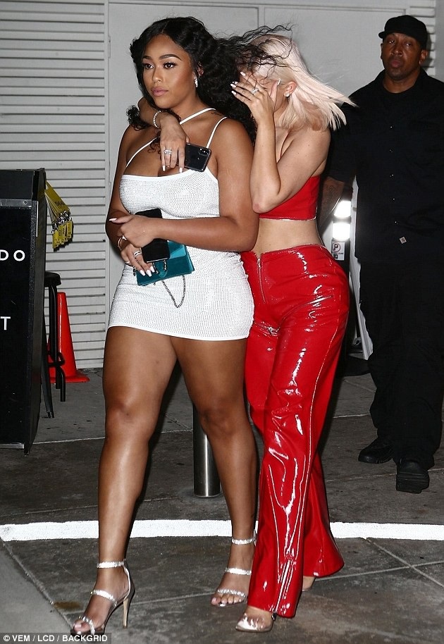 Kylie Jenner khoe thân hình đồng hồ cát - 9
Kylie Jenner che mặt để tránh sự chú ý của thợ săn ảnh khi rời hộp đêm.