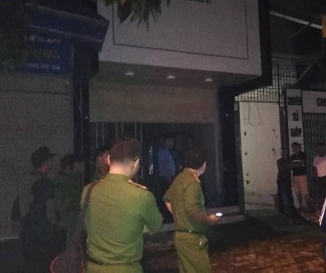 Kẻ ôm lựu đạn cố thủ suốt 14 tiếng đầu thú lúc nửa đêm - 3 Công an và đại diện Viện KSND TP Vinh khám nghiệm căn nhà Sơn cố thủ cùng lựu đạn sau khi đối tượng này bị bắt giữ.