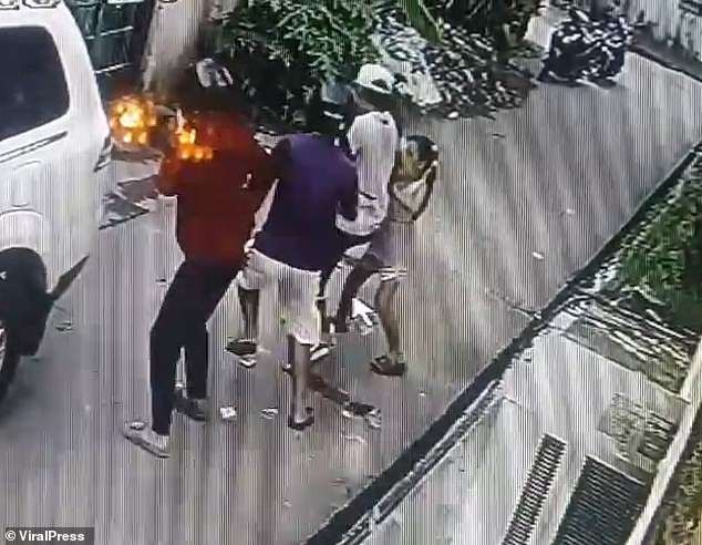 Clip bé gái dũng cảm đánh đuổi tên cướp có vũ khí khiến dân mạng thán phục - 1 Cô bé Brielle Minia Alba dũng cảm chặn tên cướp có vũ khí lại khi tên này đang bỏ chạy