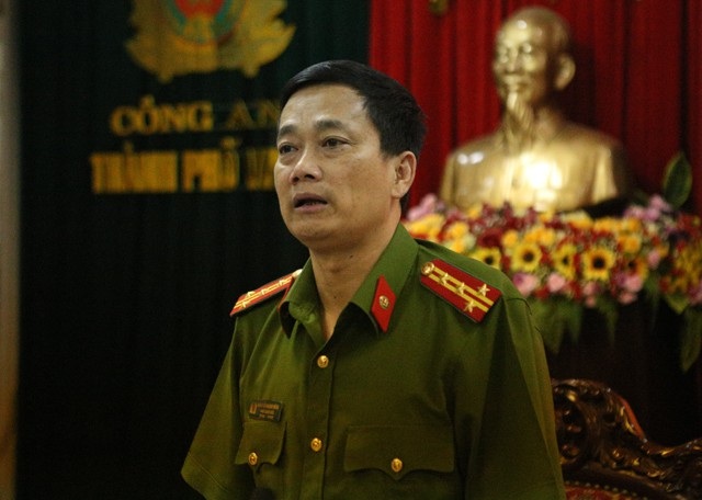 Tiết lộ bất ngờ về đối tượng cầm lựu đạn cố thủ suốt 14 tiếng - 1 Đại tá Nguyễn Mạnh Hùng - Phó Giám đốc Công an tỉnh Nghệ An cung cấp nhiều thông tin bất ngờ về đối tượng Lê Ngọc Sơn.