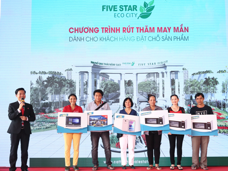 Five Star City: Bất động sản khu Nam TP.HCM sở hữu nhiều lợi thế đầu tư - 3
Khách hàng trúng thưởng trong chương trình rút thăm may mắn