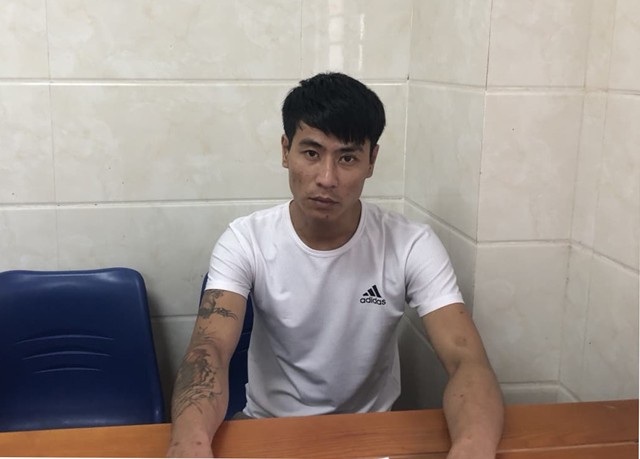 Khởi tố người đàn ông cầm lựu đạn cố thủ 14 tiếng về 3 tội danh - 2 Hoàng Ngọc Sinh bị khởi tố về tội Chống người thi hành công vụ.