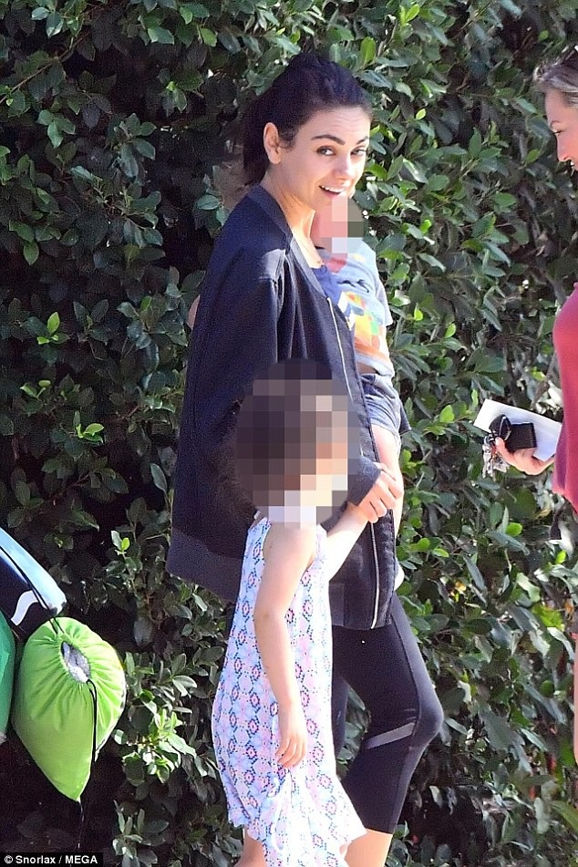 Mila Kunis và Ashton Kutcher: Từ yêu không ràng buộc tới cặp tình nhân hạnh phúc ở Hollywood - 4
Mila Kunis hạnh phúc khi được sống thật với chính mình và tìm được một người bạn tâm giao tuyệt vời như Ashton Kutcher.