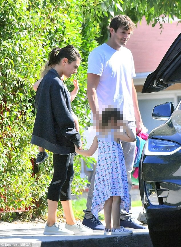 Mila Kunis và Ashton Kutcher: Từ yêu không ràng buộc tới cặp tình nhân hạnh phúc ở Hollywood - 3
Ashton đưa vợ con đi ăn trưa ở Los Angeles, ngày 1/10.