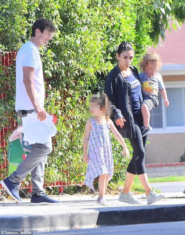 Mila Kunis và Ashton Kutcher: Từ yêu không ràng buộc tới cặp tình nhân hạnh phúc ở Hollywood - 2
Cặp đôi kết hôn được 3 năm và có với nhau hai mặt con, một trai và một gái.