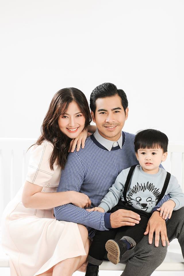 Diễn viên Ngọc Lan: "Từ bé tôi đã phải “lì lợm” để tự bảo vệ mình" - 3 Ngọc nữ phim truyền hình đang có cuộc sống hạnh phúc với người chồng cùng nghề và một cậu con trai kháu khỉnh.