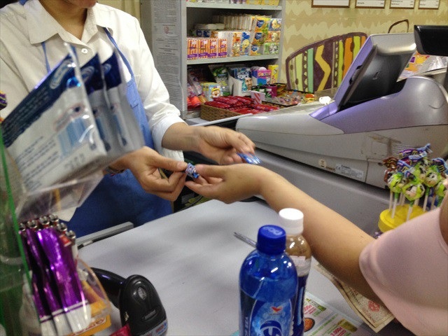 Mua sắm tại siêu thị được trả tiền thừa bằng... kẹo, bao giờ người Việt trọng tiền lẻ? - 1 Mua sắm tại siêu thị được trả tiền thừa bằng... kẹo, bao giờ người Việt trọng tiền lẻ? - 1