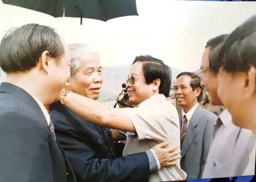 Sự quyết liệt của bác Đỗ Mười với công trình đường dây 500kV - 1
Kỷ niệm khó quên ngày đón bác Đỗ Mười trên công trường 500kV Bắc - Nam (Ảnh: TVN)