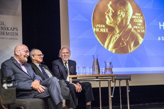 Vật lý laser lên ngôi Nobel Vật lý 2018 - 3
Từ trái qua phải: 3 nhà khoa học được trao giải Nobel Vật lý năm 2017 - Kip S Thorne, Rainer Weiss và Barry C Barish. Ảnh: Lars Pehrson/SvD/TT